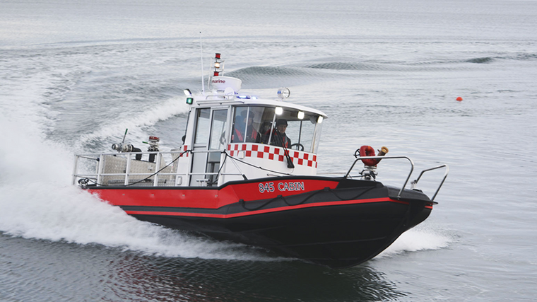 Polarcirkel brannservicebåt med brannpumpe og brannslokkingsutstyr.